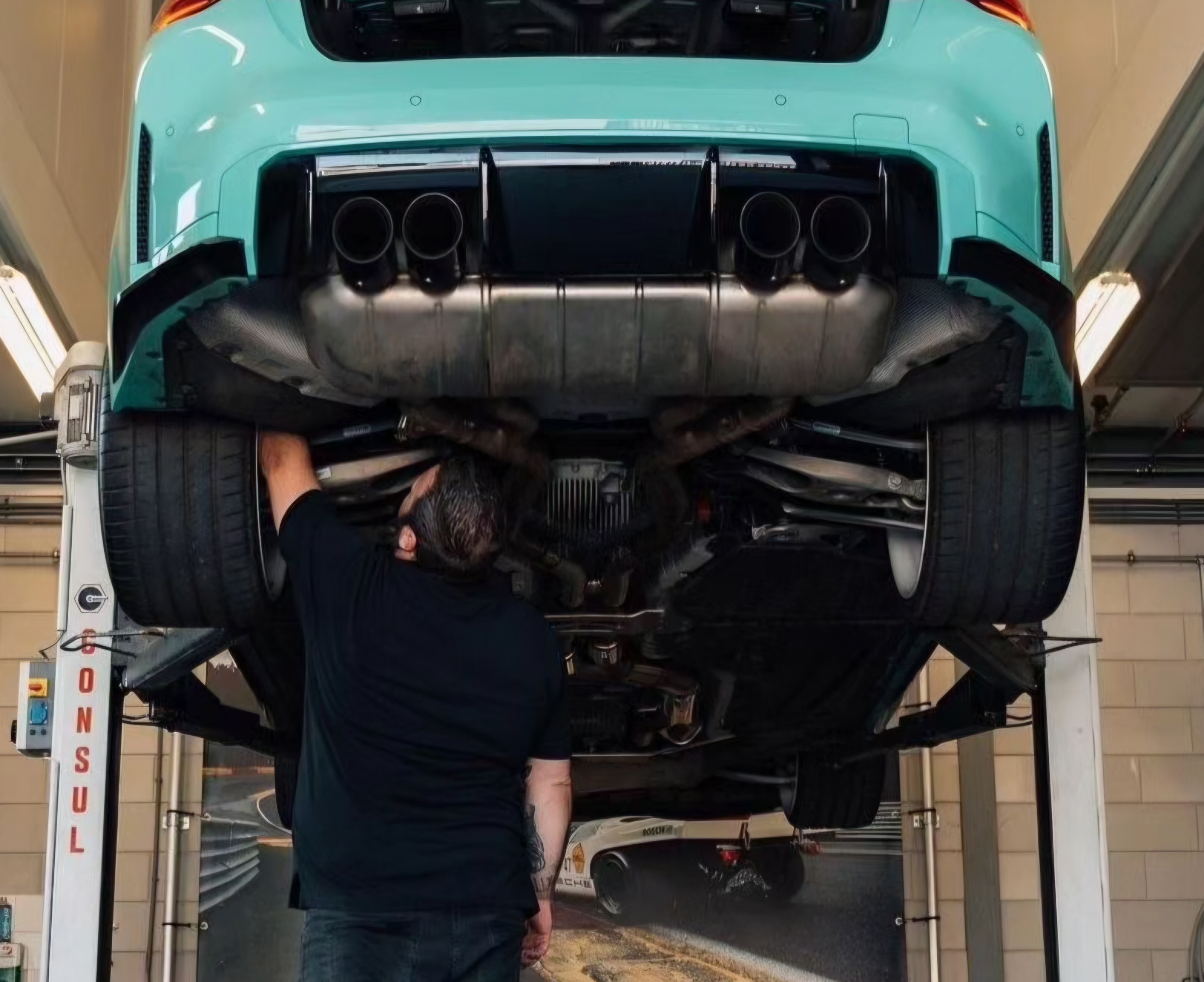Werkzaamheden onderzijde performance car